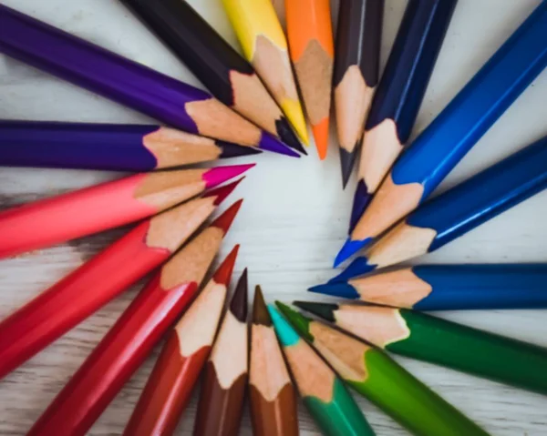 güzel renklere sahip çizgili kalemler