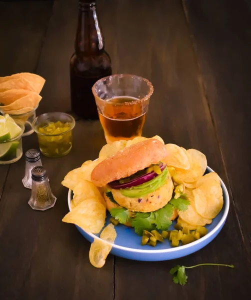 Nachos ve nohut burgerle sağlıklı yemek. Yanında da acı biber ve patates kızartması.