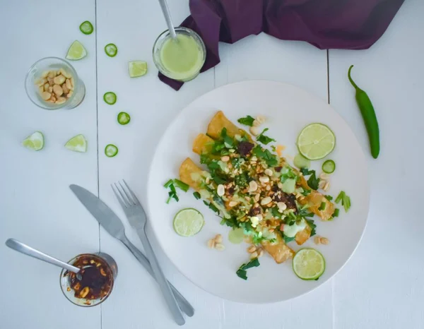 Ispanaklı flütler ve fıstıklı macha sosu.