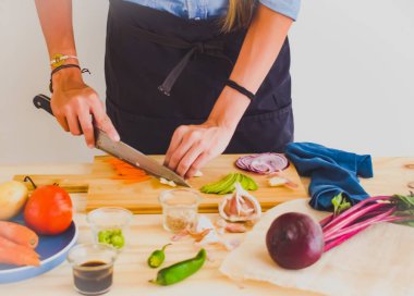 Lezzetli bir şeyler kesip hazırlamak için gerekli malzemeler.