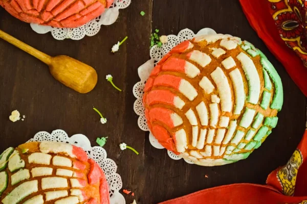 Tipik Meksika tatlı ekmeği üç renkli yeşil, beyaz, kırmızı ve beyaz çiçekler