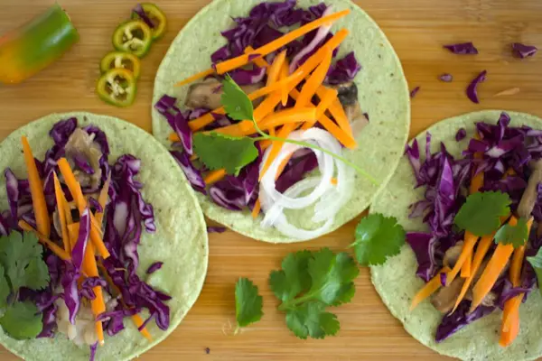 Yeşil biberli vegan kırmızı lahana mantarlı taco.