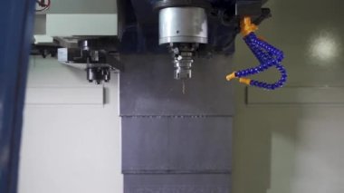 Otomatik torna & değirmen makinesi çalışıyor