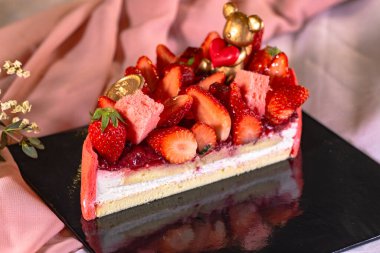 Yarım dilim çilekli pasta. 