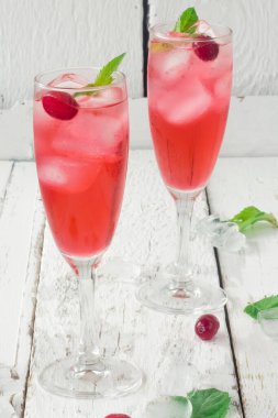 Buzlu yaban mersini ve nane kokteyli. Dikey fotoğraf.