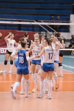 Oyuncular, 15 Temmuz 2023 tarihinde Endonezya 'nın Surabaya kentinde düzenlenen FIVB U21 Dünya Kadınlar Şampiyonası' nda bayanlar voleybol maçına katılırlar. Yoğun atmosfer, uluslararası gençlik voleybolunun enerji ve dinamiklerini yansıtıyor.