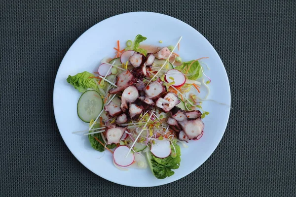 Mixed Salad Topped Slices Marinated Octopus Tentacles Spicy Dressing — Stock Photo, Image
