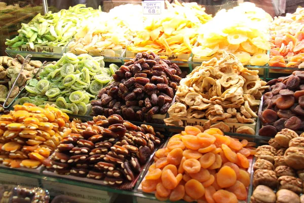Kleurrijke Gedroogde Vruchten Tentoongesteld Als Koopwaar Een Marktkraam — Stockfoto