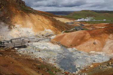 Seltun jeotermal alanı Reykjanes Yarımadası, İzlanda, renkli sıcak toprak kabuğundan geçen güvenli bir tahta yolu var.
