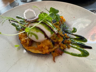 Burrata, Pesto ve Balsamic Glaze ile zarif bir tabakta domatesli tart.