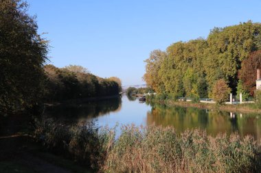 Suya Yansıyan Renkli Ağaçlarla Güz Güzeli Lakeside Sahnesi