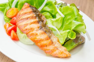 Taze salatalı ızgara balık.