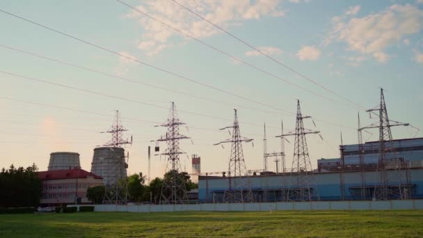 工厂的高压电力线 天空和绿色的草地 变电站和发电厂 — 图库视频影像