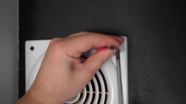一个修理通风烤架的专业工人 带灰尘中央空调系统平板玻璃纤维滤清器 特写镜头 — 图库视频影像