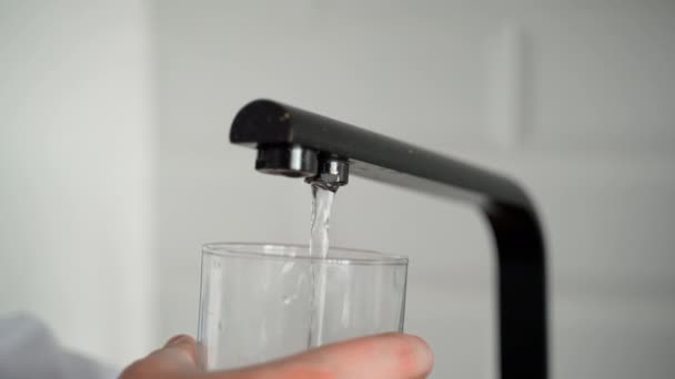 Quadro Close Água Potável Sendo Preenchido Copo Torneira Cozinha Mãos — Vídeo de Stock
