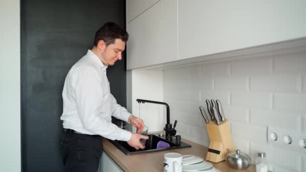 싱크대에서 요리를 사람은 현대식 부엌에서 설거지를 남성의 집안일 — 비디오