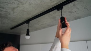 Eski ampulü yeni bir enerji tasarruflu LED ampulle değiştiriyorum. Parça aydınlatmasında enerji tasarrufu ampulü vidalanıyor