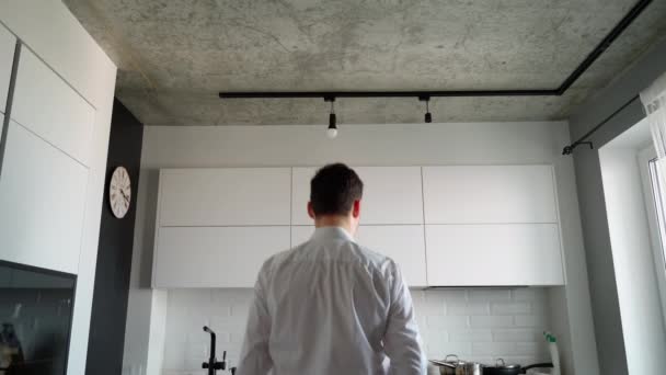 Onherkenbare Man Plaatst Een Nieuwe Gloeilamp Man Reparateur Wit Shirt — Stockvideo