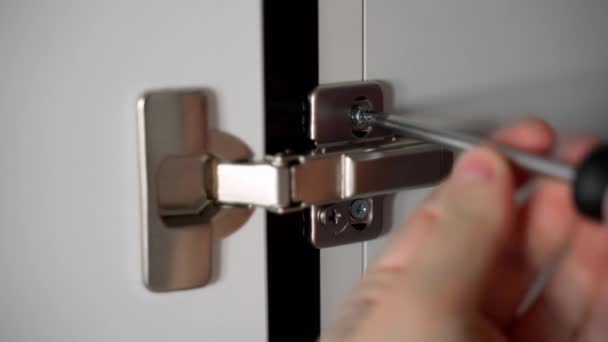 Mutfaktaki Kabine Kapısının Menteşesinin Viğini Büküyor Mutfak Dolabının Kapılarının Kurulumu — Stok video