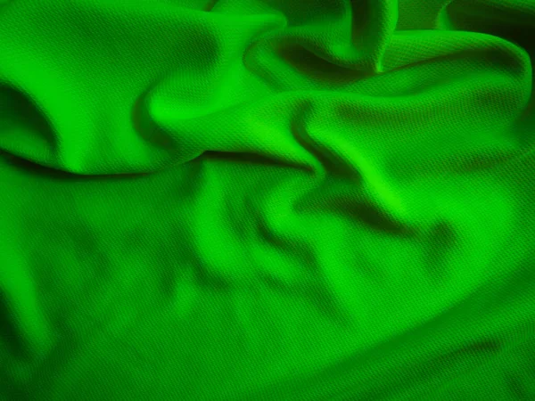 Yeşil buruşuk kumaş arka plan. Dalgalı kumaş dokusu