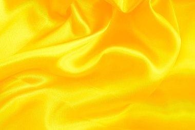 Sarı kırışık kumaş arka plan. Saten kumaş dokusunu kapat