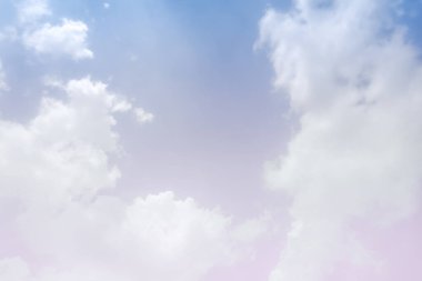 Güzel eğimli bulutlu mavi gökyüzü