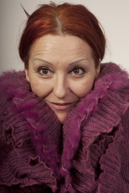 Kırmızı kazak gülümseyen kadın