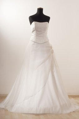 Gelinlik manken üzerinde.