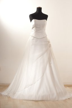 Gelinlik manken üzerinde.