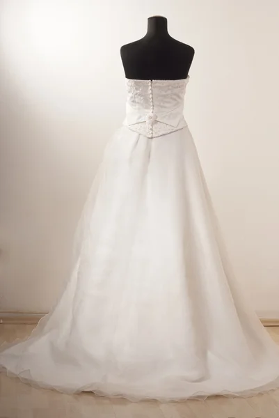 Vestido de novia en el maniquí . —  Fotos de Stock