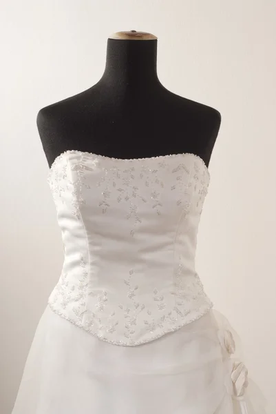 Vestido de novia en el maniquí . —  Fotos de Stock