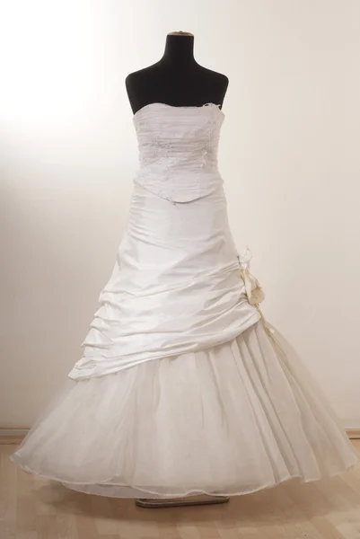 Brautkleid auf der Schaufensterpuppe. — Stockfoto