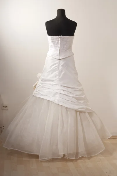 Весільна сукня на манекені . — стокове фото