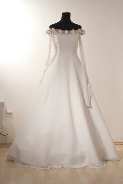 Vestido de novia en el maniquí . —  Fotos de Stock