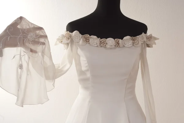 Vestido de novia en el maniquí . —  Fotos de Stock