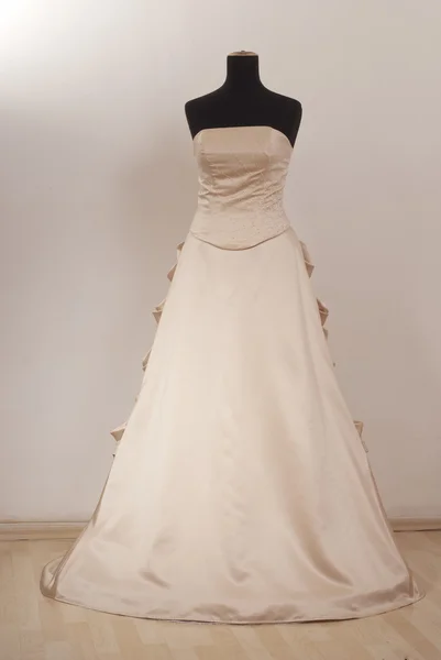 Vestido de novia en el maniquí . — Foto de Stock