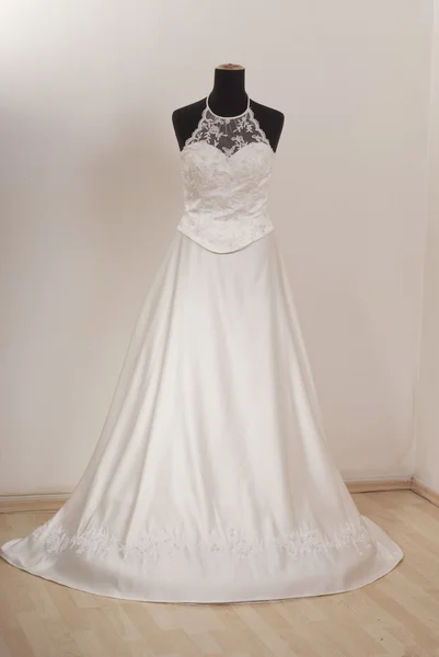 Vestido de novia en el maniquí . —  Fotos de Stock