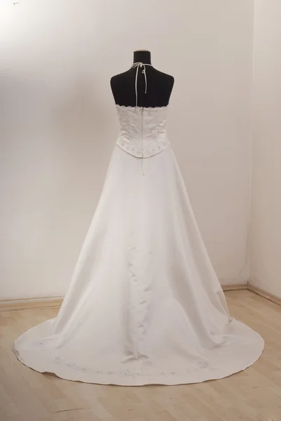 Vestido de novia en el maniquí . —  Fotos de Stock