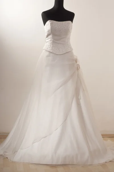 Robe de mariée sur le mannequin . Photo De Stock