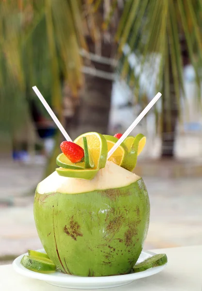 Cocktail in Kokosnuss auf weißem Teller serviert — Stockfoto