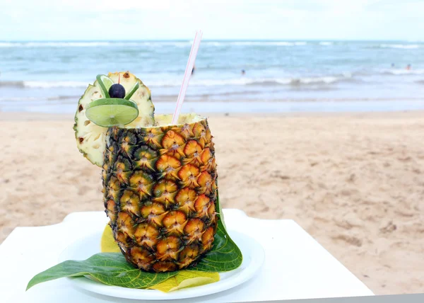 Cocktail em abacaxi na praia — Fotografia de Stock