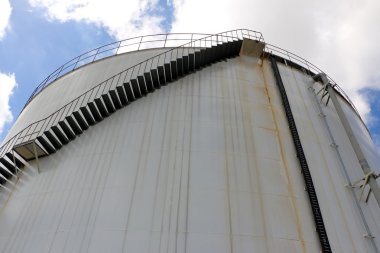Kurbağa açısından bakıldığında görülen endüstriyel su deposu