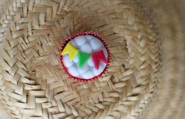 Küçük renkli bayrakları ile dekore edilmiş cupcake