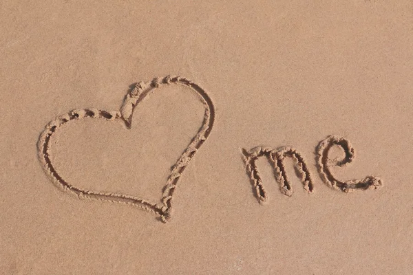 Hou mij geschreven op zand op een strand Stockfoto
