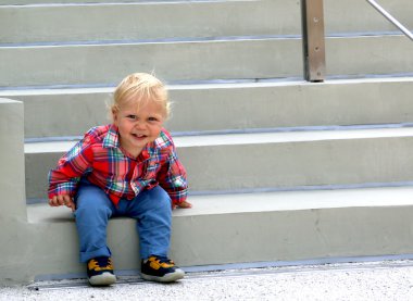 Mutlu çocuk merdivenlerden kalkıyor