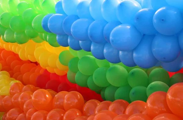 Ballons colorés regroupés par couleurs — Photo