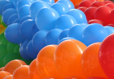 Turuncu, mavi ve kırmızı balon