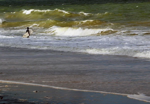 Surfeur pénètre dans un océan — Photo