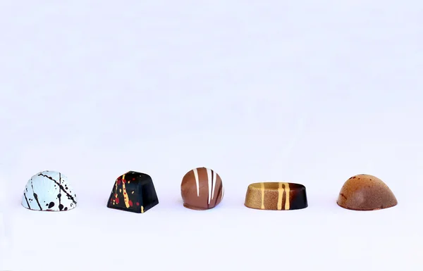 Cinque diversi bonbon al cioccolato in linea — Foto Stock