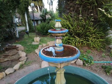 Fuente con fondo doğal